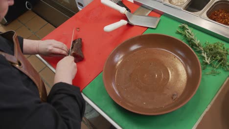 Mujer-Caucásica-Cocinando-En-La-Cocina