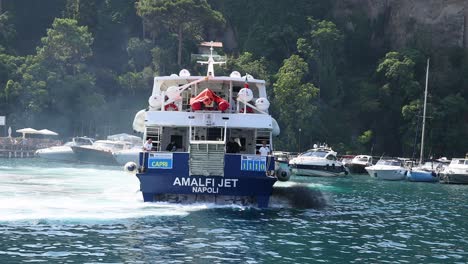 ship leaving sorrento, creating waves in the sea