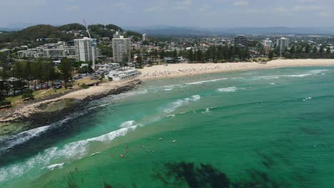 horizonte de cabezas de burleigh, océano, olas, la gente nada, navegar, neblina aérea