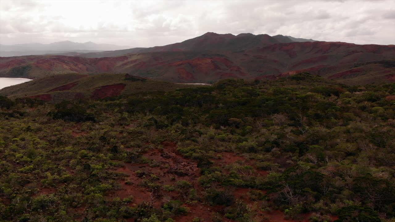 nueva caledonia cap n'dua tierra roja valle naranja vista panorámica por drone 4k