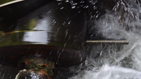 Rührwasser-In-Schnecke-Mit-Pumpe,-Maschine-Zur-Abwasserreinigung-In-Betrieb