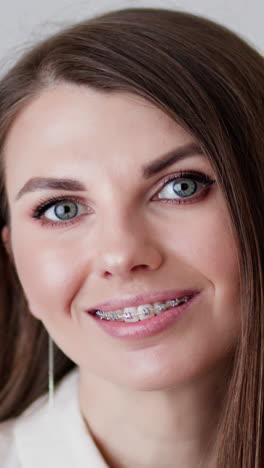 mujer con aparatos ortopédicos sonriendo