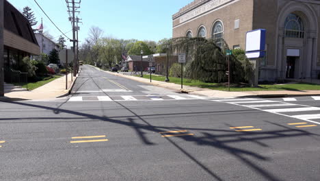 intersección de pueblo pequeño con tráfico ligero