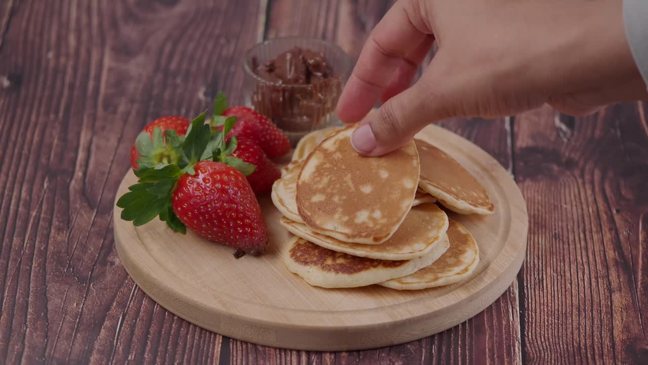 Panquecas com morangos e creme de chocolate