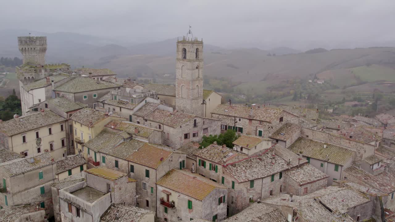 Veduta aerea di un borgo toscano che mette in mostra il patrimonio medievale e romano, Italia