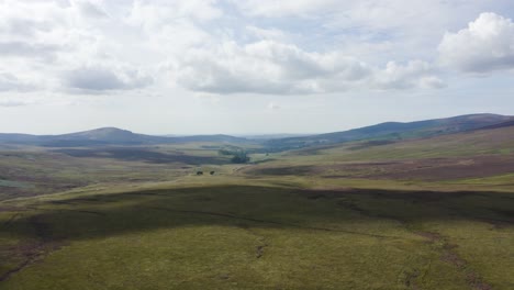 Vista-Aérea-De-Las-Tierras-áridas-Infértiles-De-Las-Montañas-De-Wicklow-Durante-El-Día-Soleado