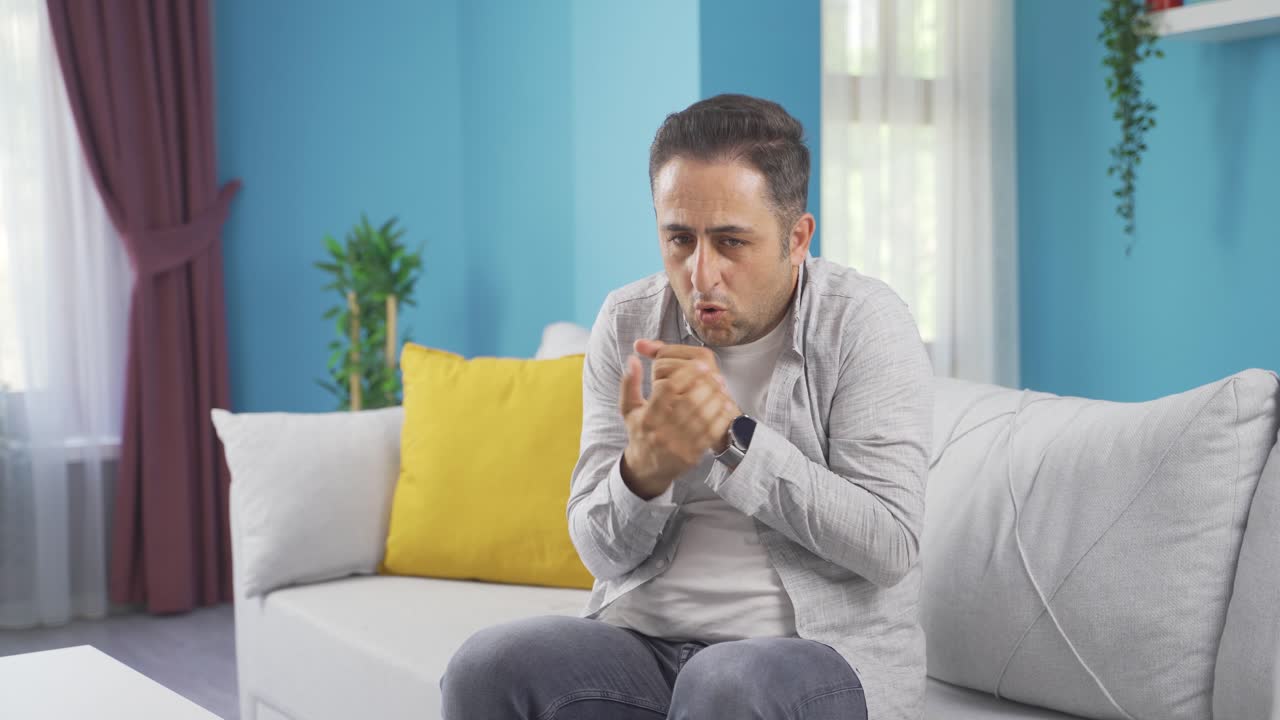 hombre frío y tembloroso.