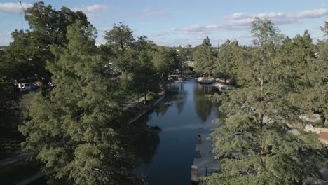 Drohne-Fliegt-über-Den-Wasserweg-Hotel-Emma-San-Antonio