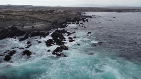 Las-Olas-Grises-Del-Océano-Chocan-Contra-Rocas-Irregulares-De-La-Costa,-Costa-Central-De-Chile