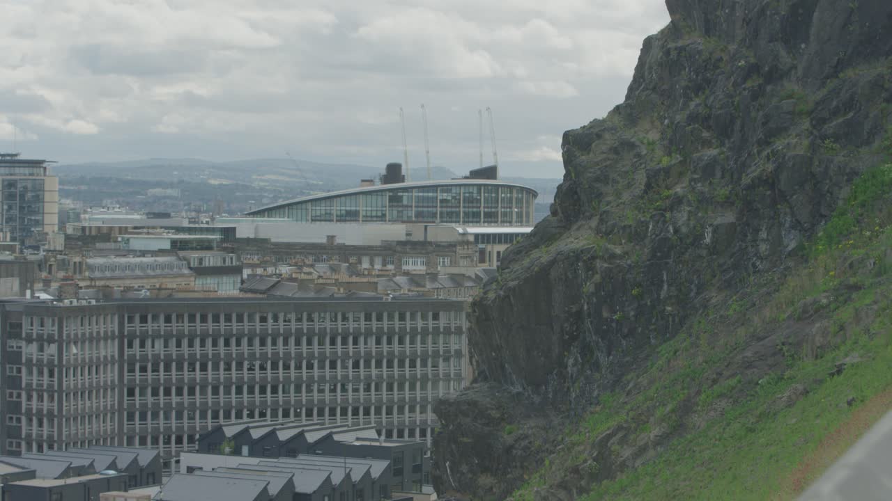 The rock face of Edinburgh Castle against the city backdrop in 5K.