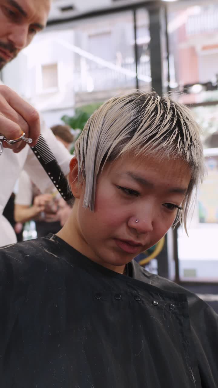 Taglio di capelli in un salone