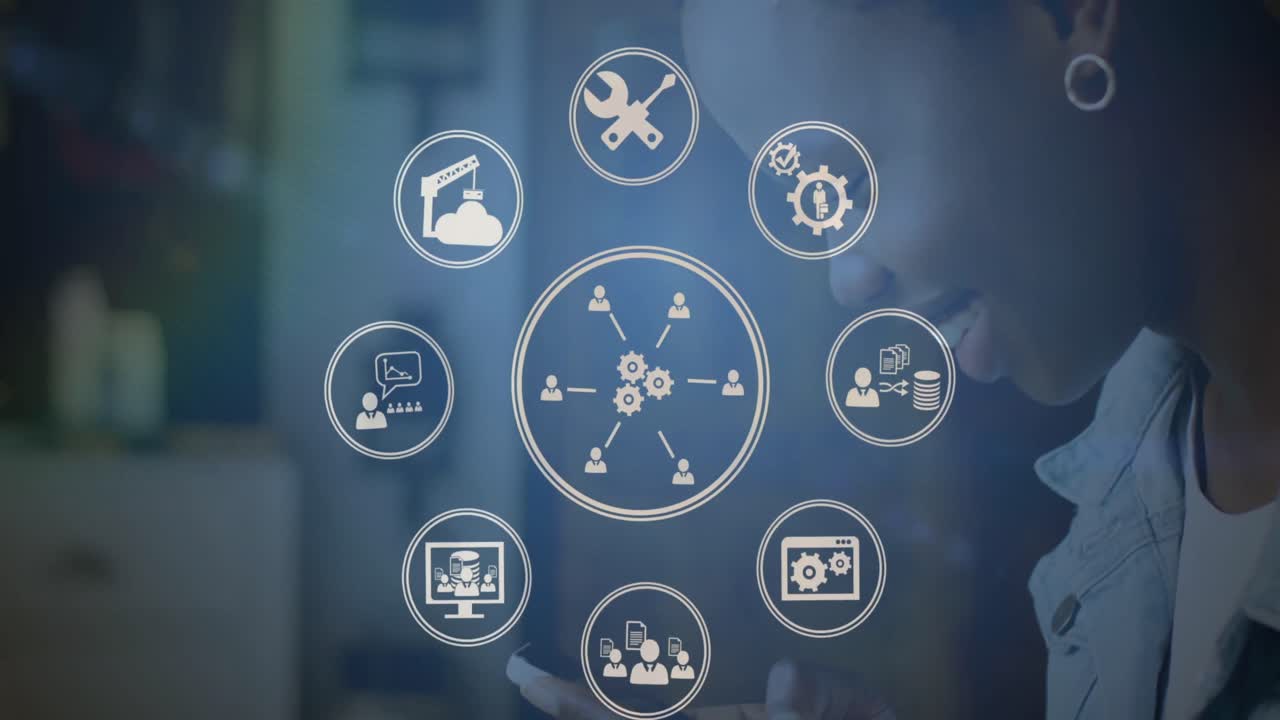 animación de iconos digitales sobre mujer afroamericana sonriendo mientras usa teléfono inteligente en casa.