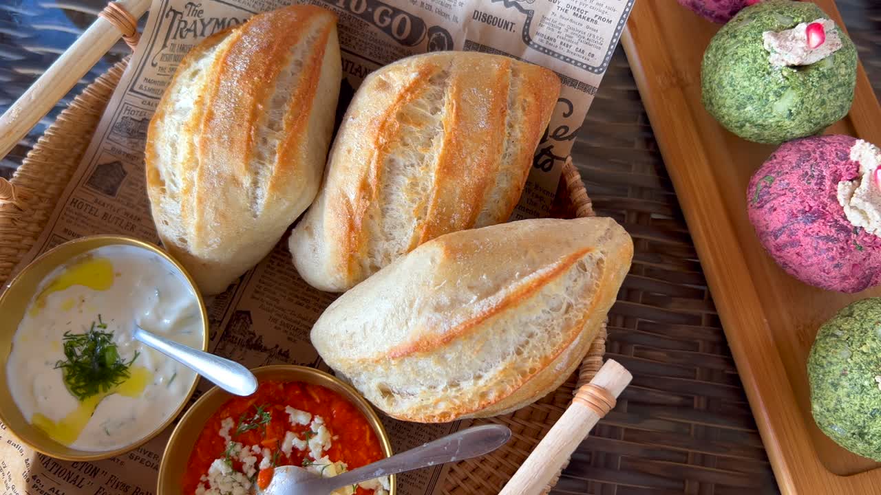 맛있는 전통적인 조지아 pkhali 스파나치 비트와 호박 종자, 요구르트와  ⁇ 은 고추 소스 디프와 신선한  ⁇ , 4k  ⁇ 으로 장식