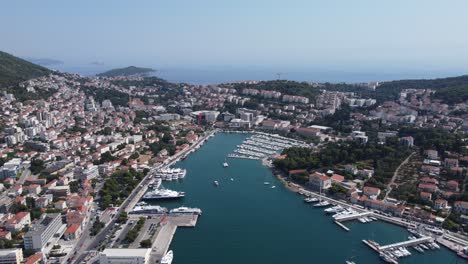 Muelle-De-Barcos-Y-Puerto-Deportivo-De-Yates-En-El-Puerto-Protegido-De-La-Ciudad-De-Gruz-En-Dubrovnik