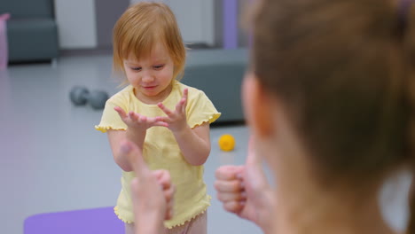 un momento tierno cuando un niño refleja un gesto de pulgar hacia arriba en una interacción lúdica, con un sofá acogedor y una decoración interior elegante en el fondo