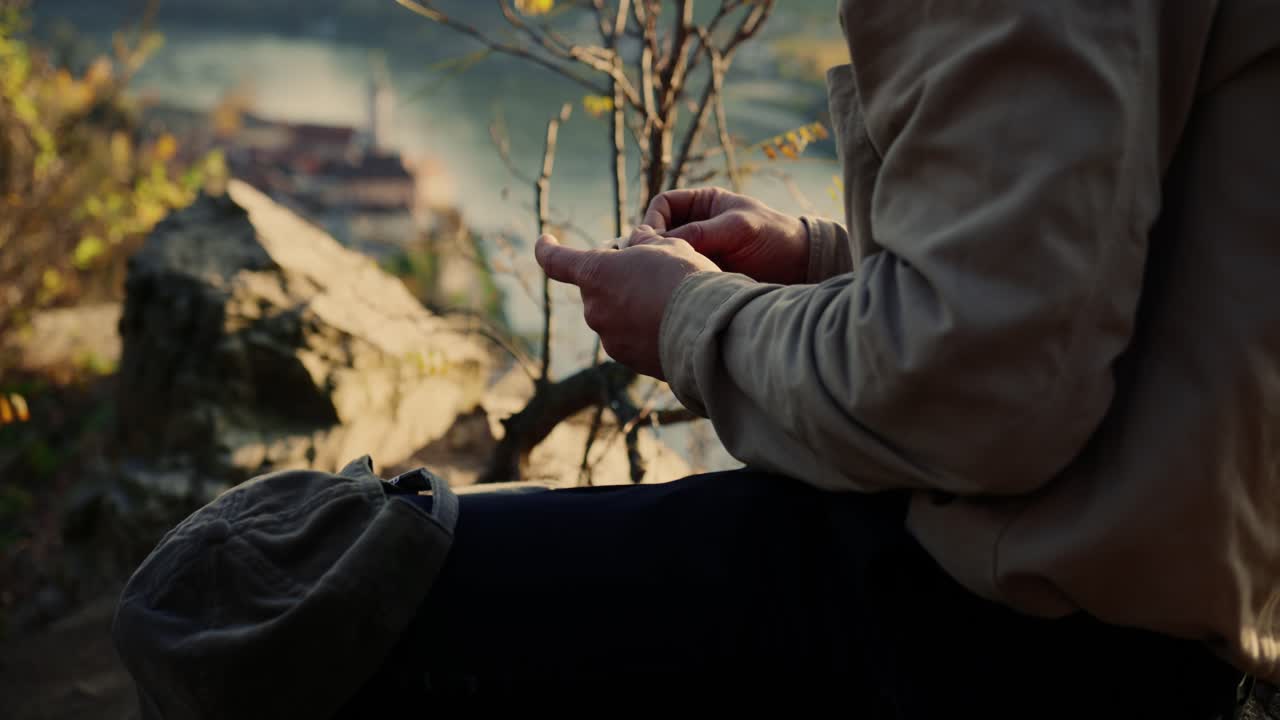 평화롭고 조용한 자연 속에서 휴식을 취하며 담배를 피우는 등산객, 보겔베르그