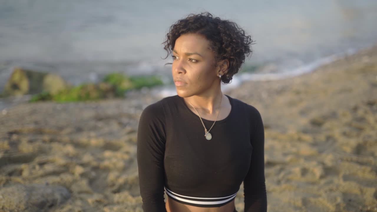 Mulher negra heroica posando com confiança em Barcelona, Espanha