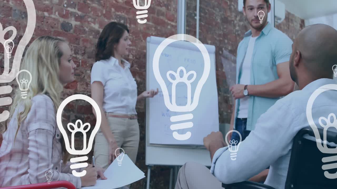 animación de una bombilla sobre discapacitados mujer y hombre diversos sentados en silla de ruedas