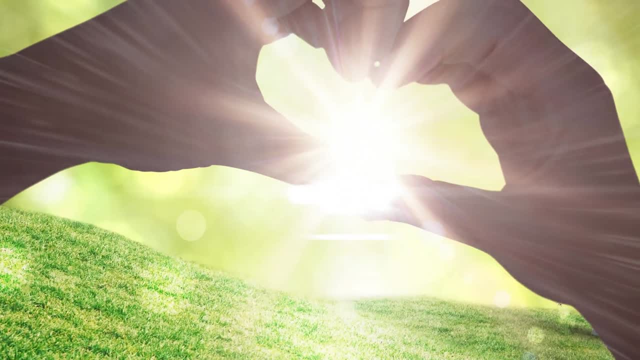 손과  ⁇ 빛으로 형성 된 심장 모양 위에 검은색과 노란색 배너에 와우 텍스트의 애니메이션