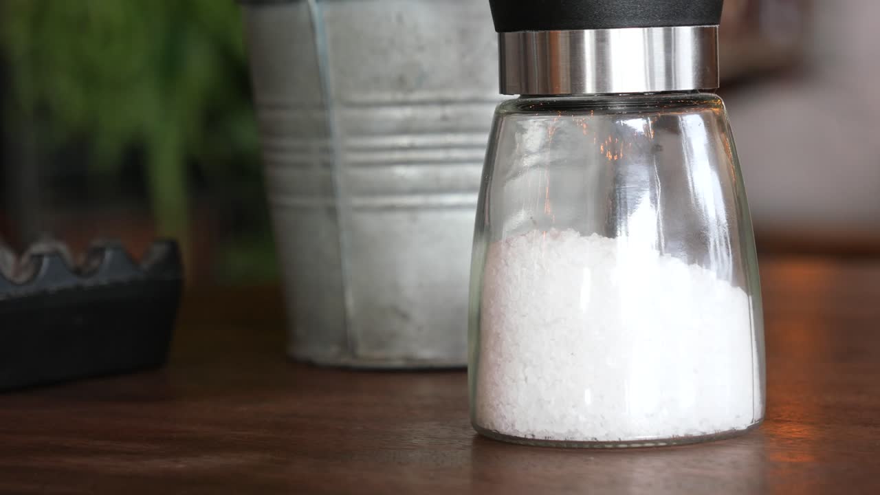 테이블 위 에 있는 소금 이커 의 근접