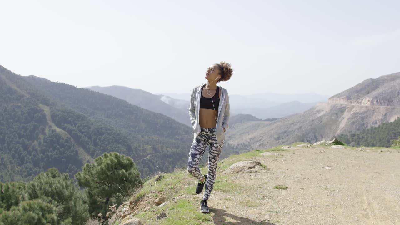 encantadora joven deportista en las montañas