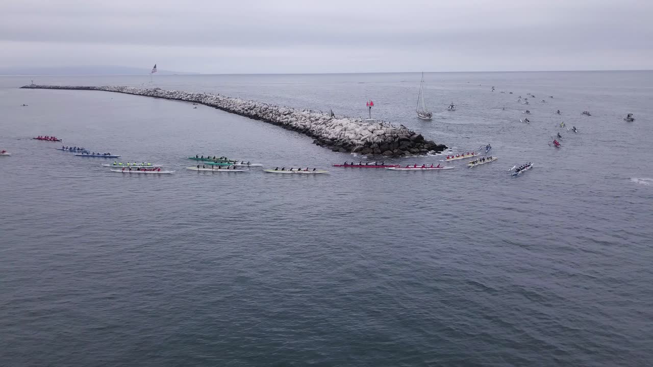 미국 마리나 델 레이 해안에서 노를 젓고 카약을 타는 사람들