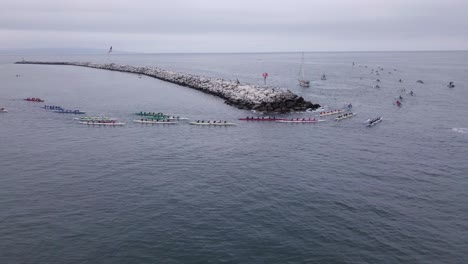 vista aérea de personas remando y haciendo kayak en la costa de marina del rey, estados unidos