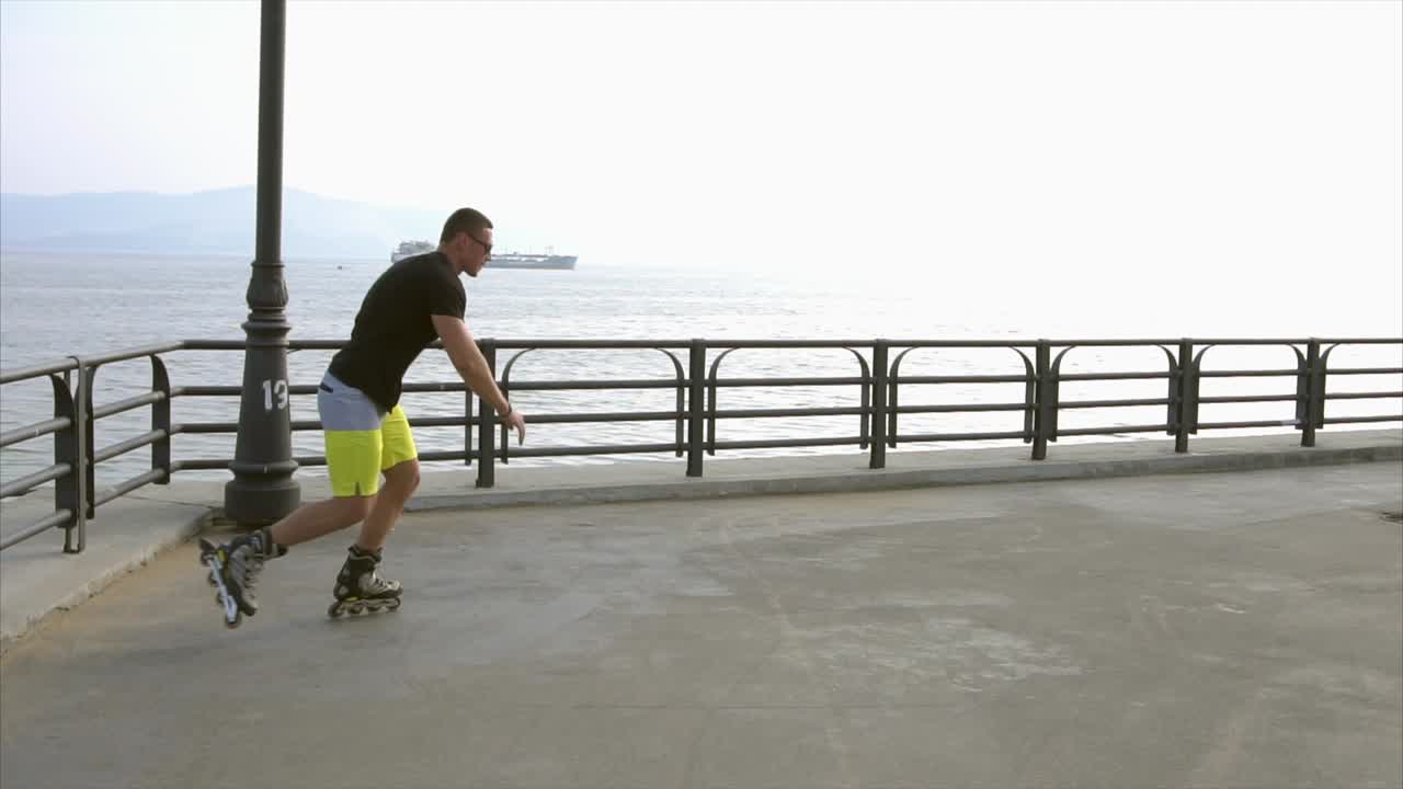 hombre patinando en el muelle