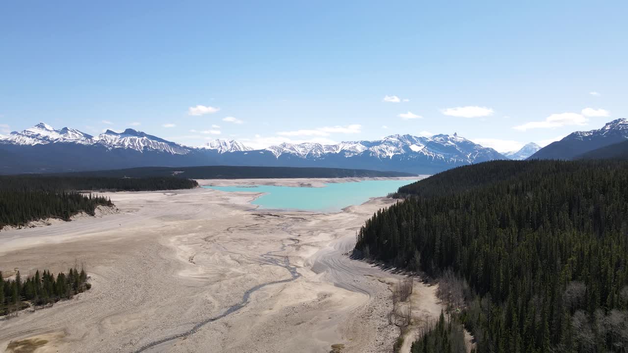 아브라함 호수의 눈 덮인 산들