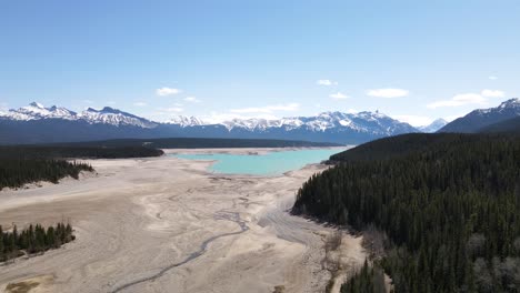 Montañas-Nevadas-En-El-Lago-Abraham