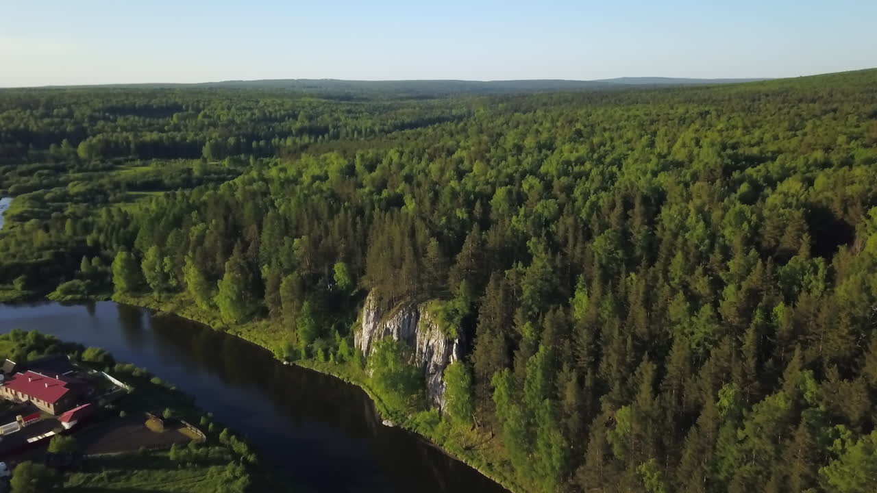 vista aérea del bosque y el río con acantilado