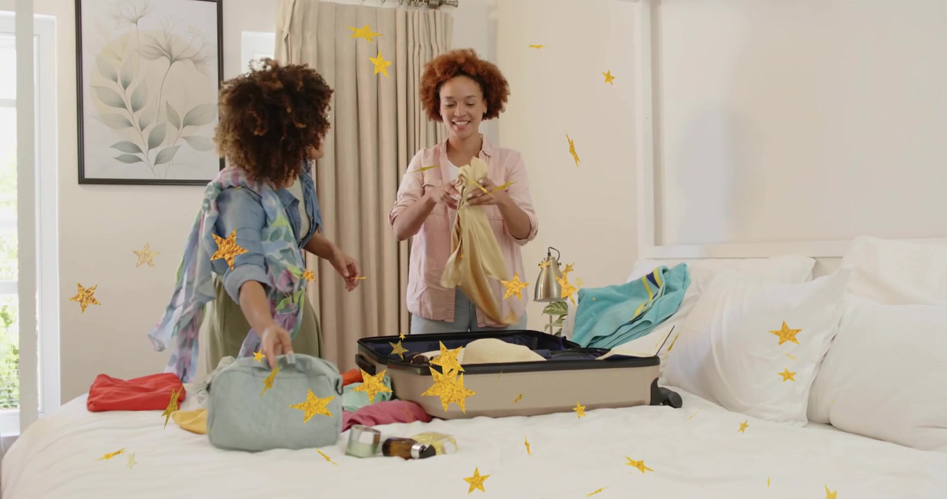 Duas mulheres abrindo a mala e mostrando roupas na cama para viagem, com ícones animados guiando a arrumação.