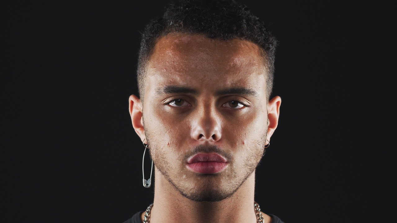 голова и плечи студийный снимок несчастного человека, глядящего в камеру с грустным выражением лица в замедленном движении