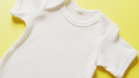 video de primer plano de un bebé blanco creciendo sobre un fondo amarillo