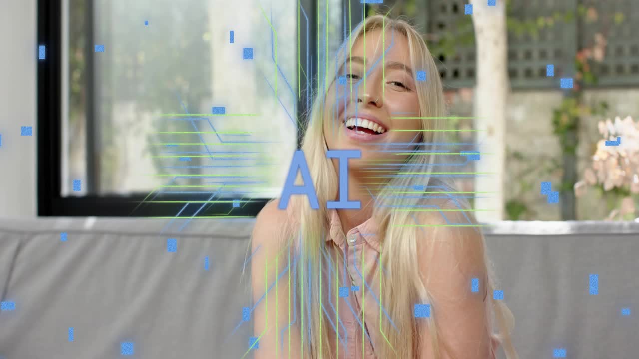 Donna seduta su un divano grigio, circuiti IA che scorrono, illuminando e rivelando un sorriso, mettendo in mostra la tecnologia