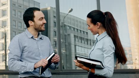 personas de negocios que trabajan al aire libre, utilizando computadoras portátiles o tabletas y teléfonos móviles