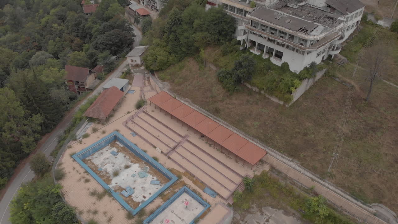 piscina al aire libre abandonada y hotel demolido en las montañas