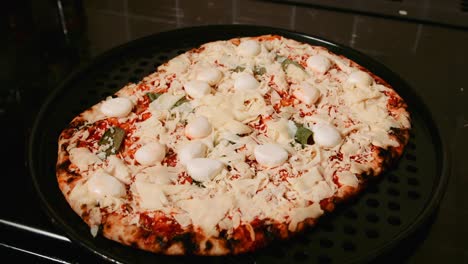 Große-Pfanne-Mit-Büffelmozzarella-Pizza-Mit-Basilikum-Und-Tomatenbasis,-Bereit-Zum-Backen