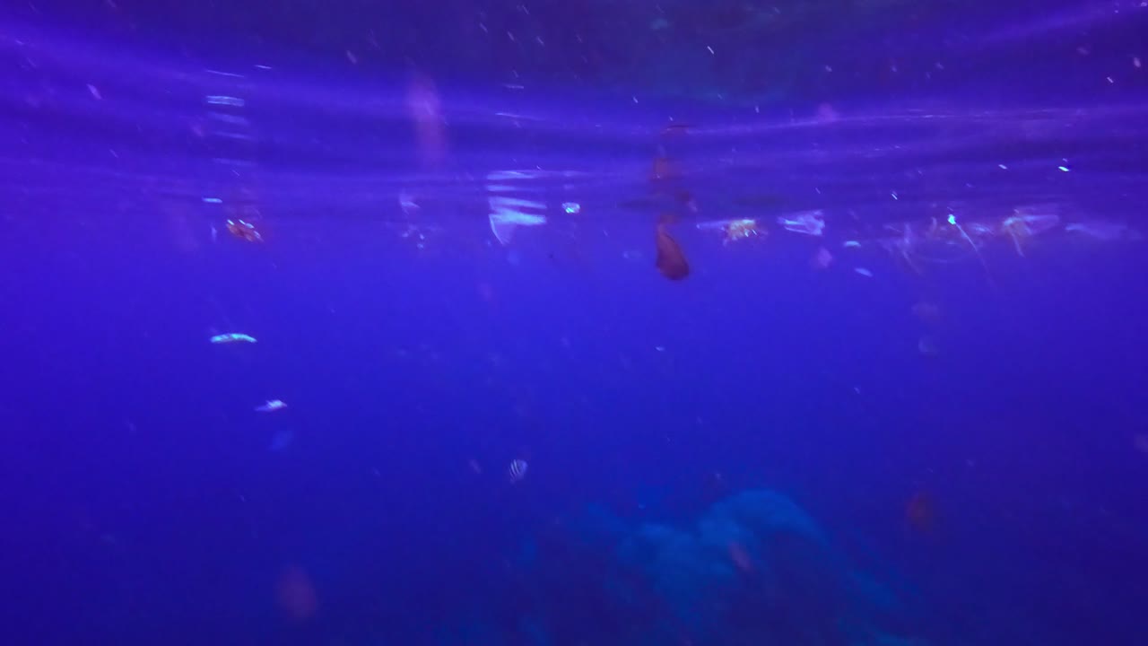 basura flotando en el océano azul