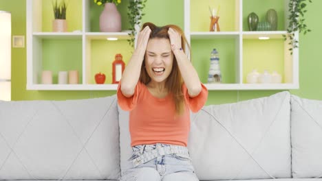 una mujer joven que tiene un colapso nervioso en casa.
