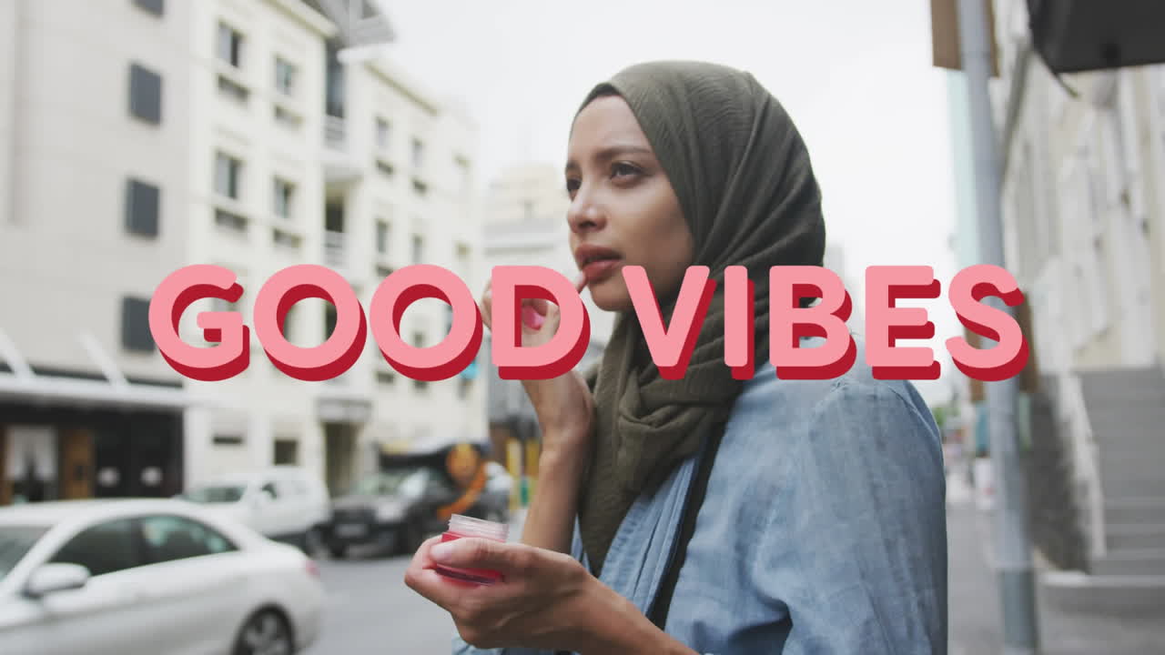 animación de vibraciones de texto sobre mujer con lápiz labial