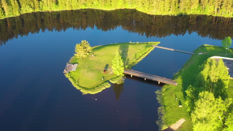 Vista-Aérea-De-Una-Isla-En-El-Lago-Teperis-En-La-Hora-Dorada-Del-Sol,-Smiltene,-Letonia