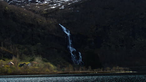 Zeitlupenaufnahme-Des-Wasserfalls-Steindalsfossen