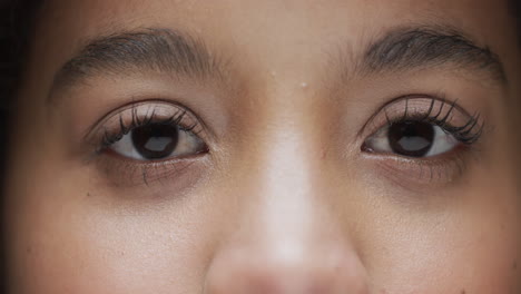 ojos felices de una mujer biracial con cabello oscuro, cámara lenta