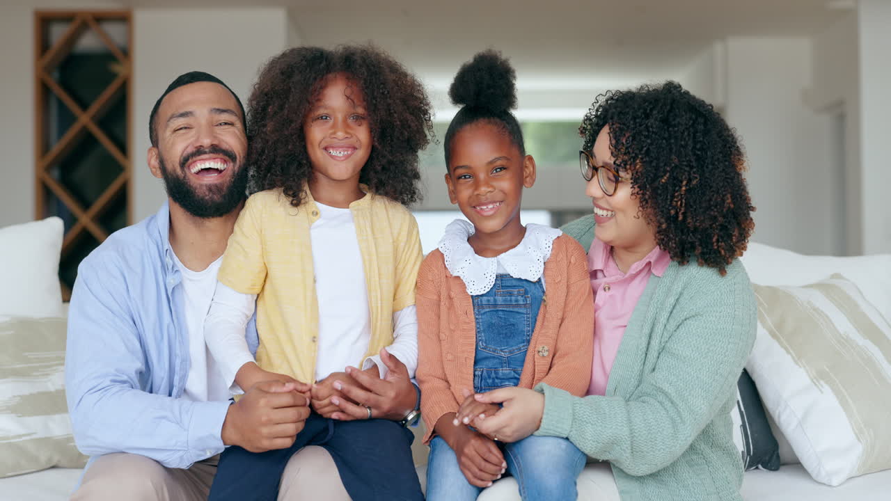 Rosto, casa e família no sofá