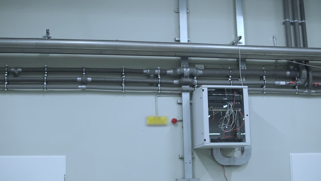 tubo en el fondo de la pared, tubo para el sistema de agua y el sistema eléctrico en la pared de hormigón blanco de la textura del edificio fondo, línea horizontal