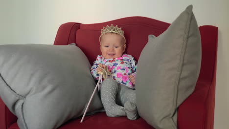 una niña con una corona de princesa