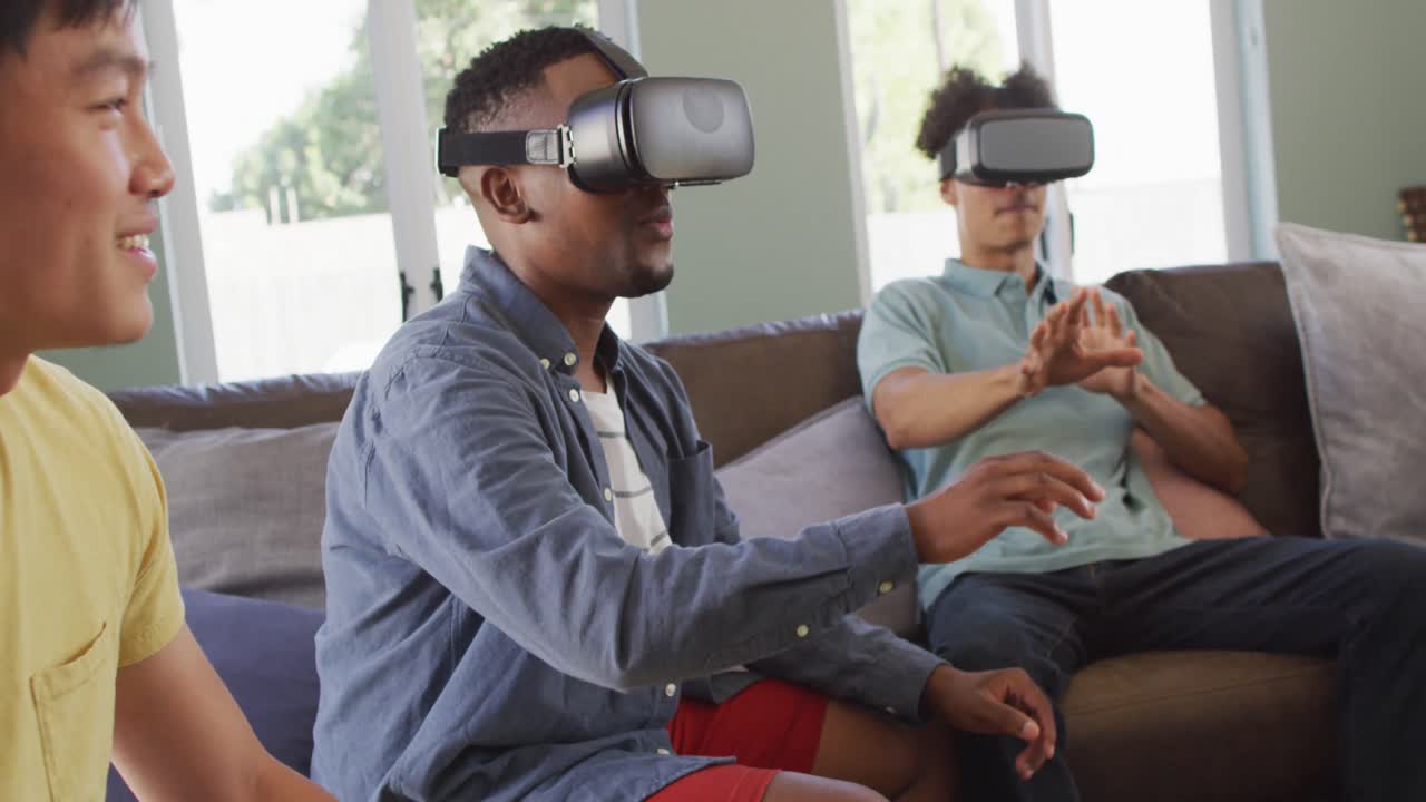 felices amigos varones diversos usando auriculares vr y hablando en la sala de estar