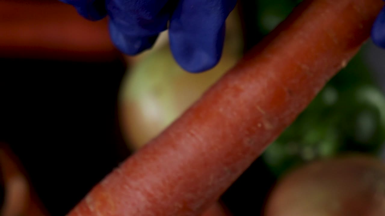 Primo piano di una carota che viene pelata.