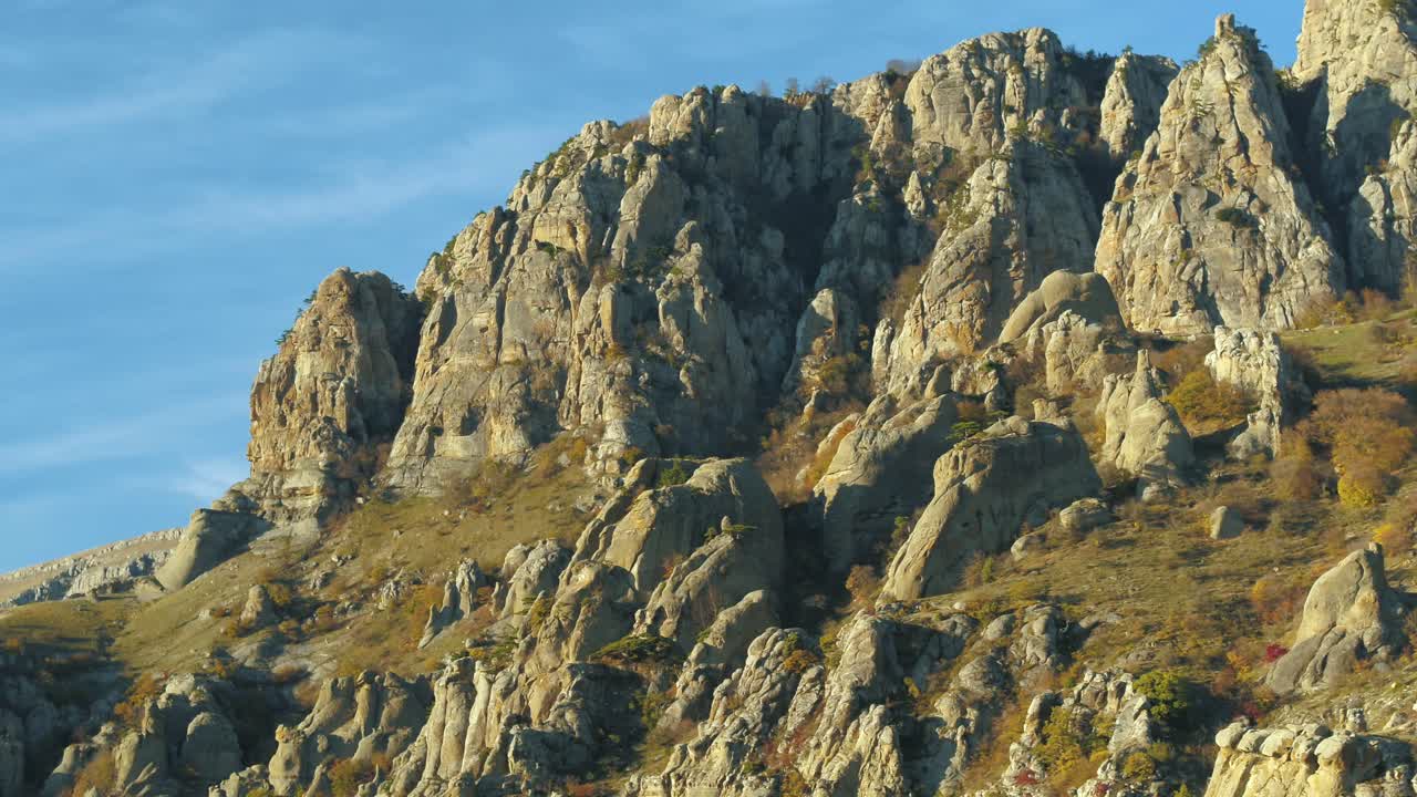 paisaje montañoso con picos rocosos